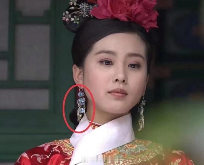 步步惊心的剧组好会省，耳环改成头饰。孔梅花人，居然没看出来，全程看刘诗诗的脸[害