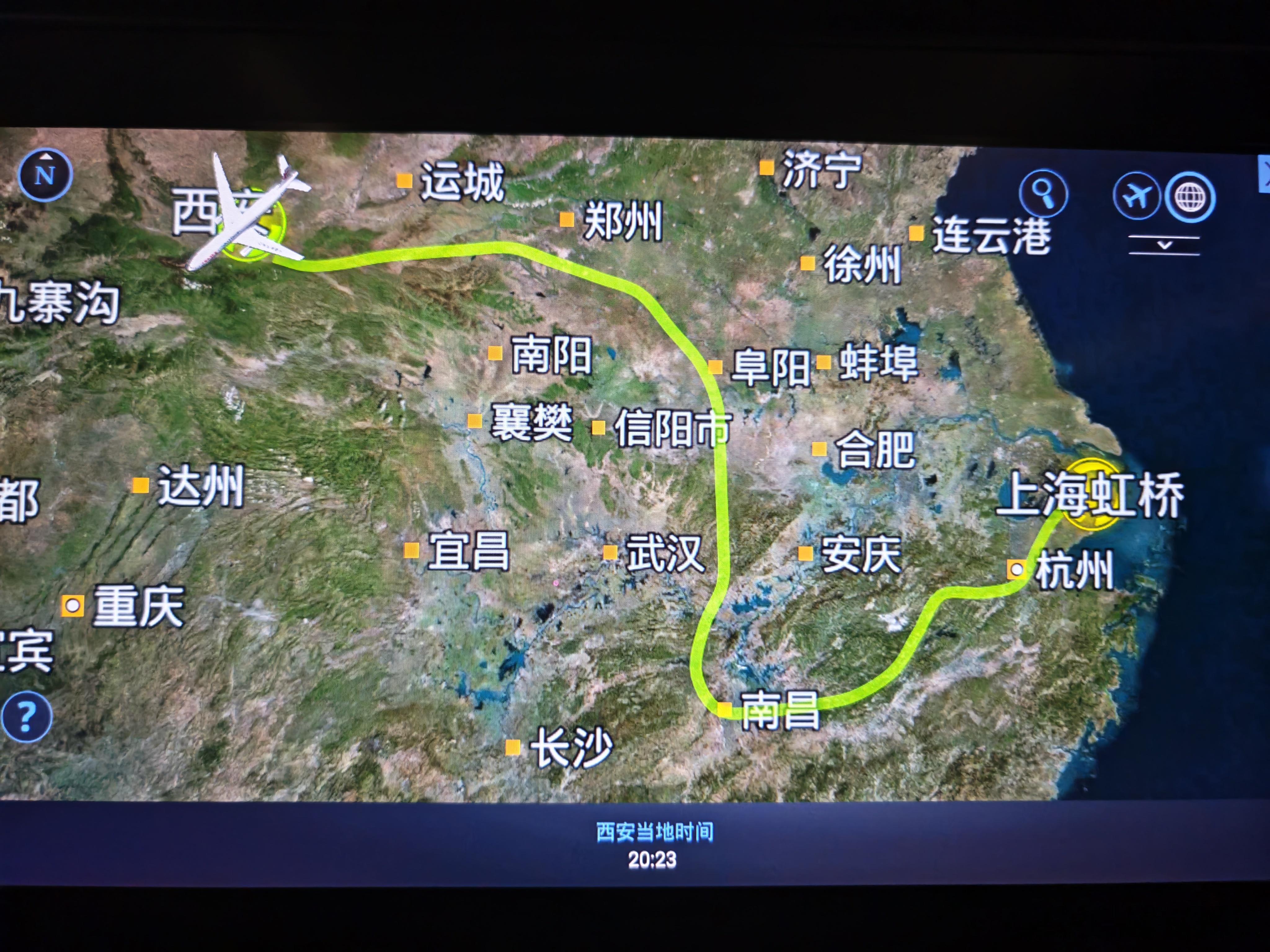 回家的路太坎坷了，延误两个小时就不说了，这为了绕过天气不好的区域，中途还去了一趟