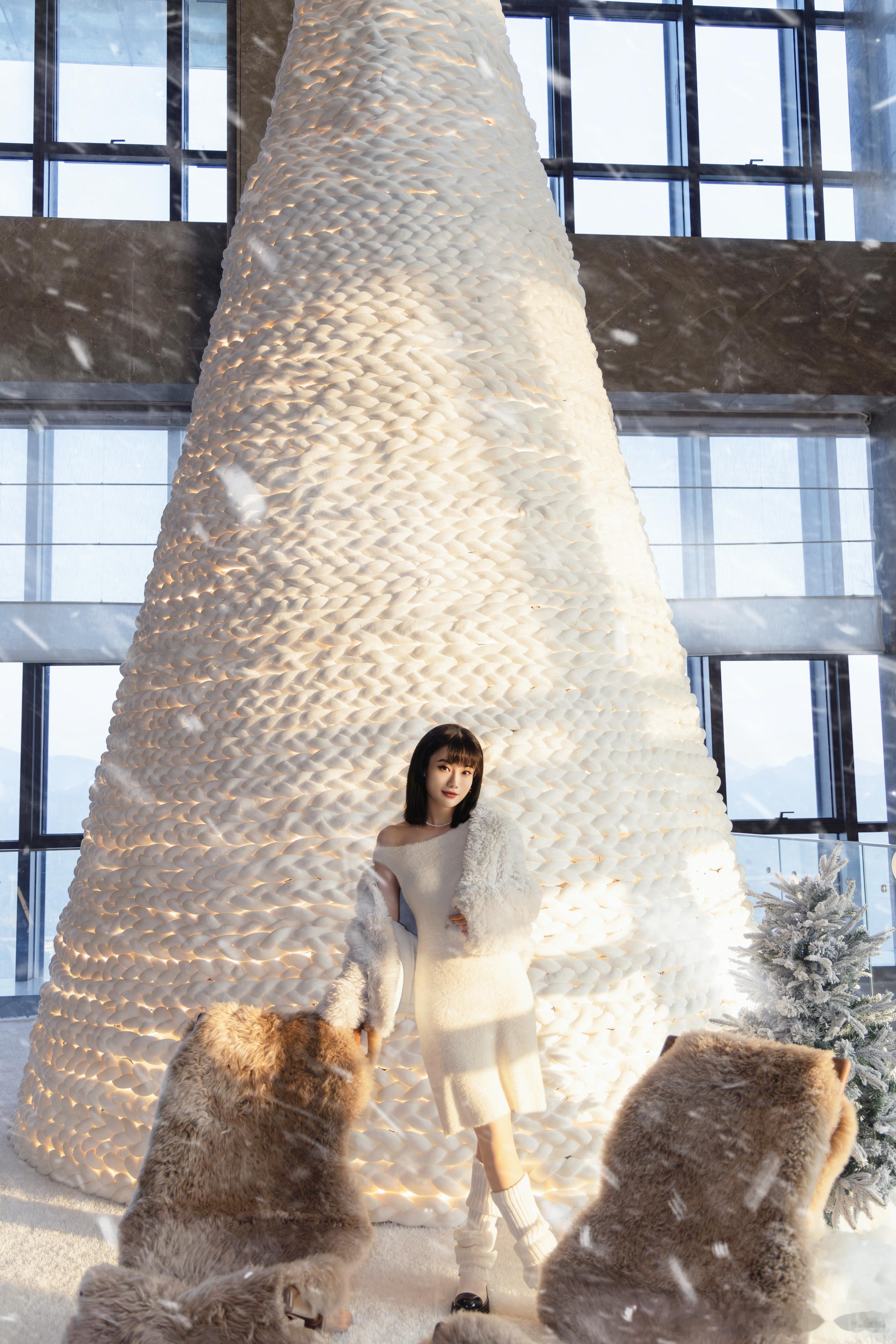 🎄喜欢这里的白色圣诞氛围暖暖的纯白毛织圣诞树配上冬日雪地篝火的氛围再来一遍热咖