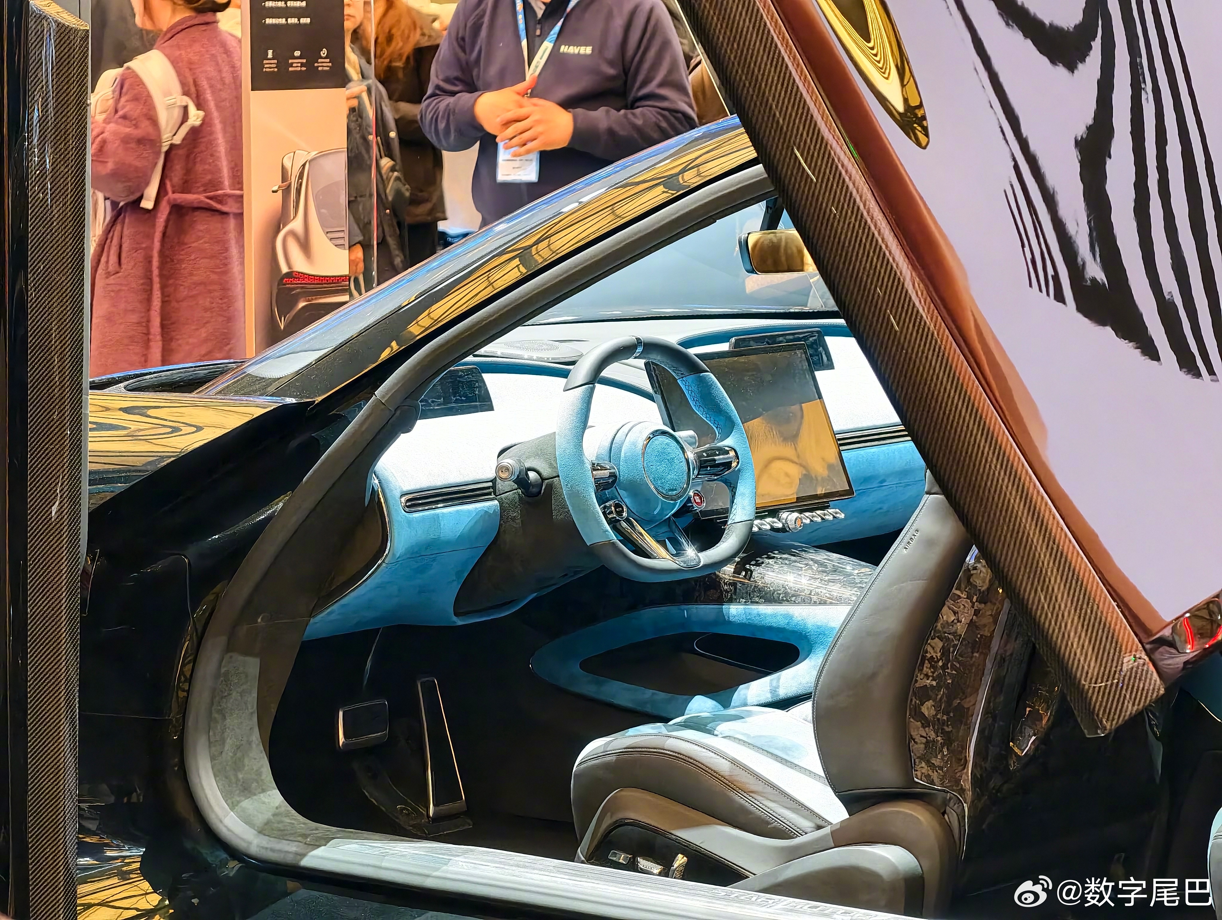 追觅系 NAVEE 也展出了两辆车，轿跑 STAR MOTOR S10 和 SU