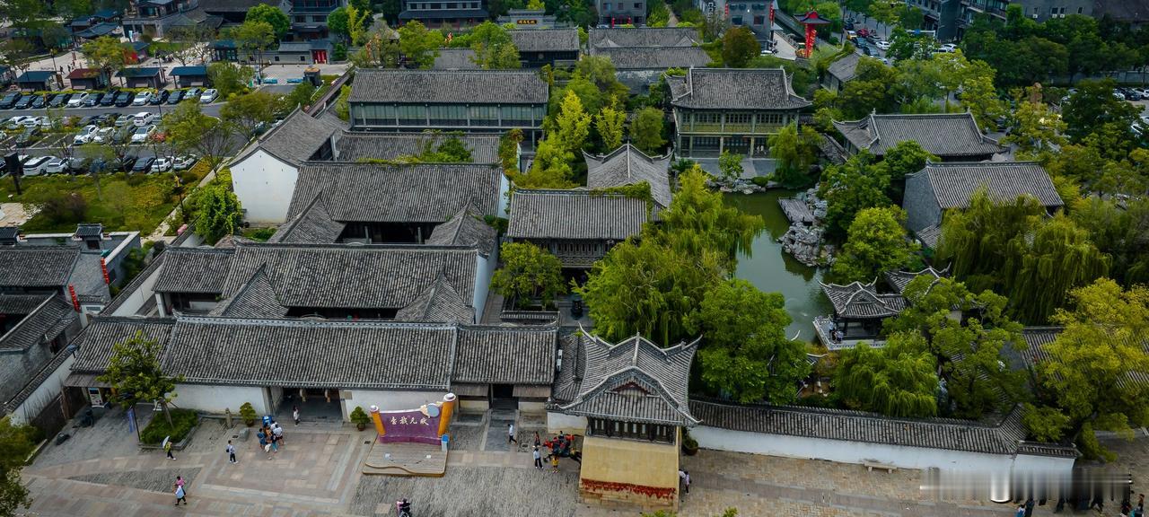 沈坤状元府景区位于江苏省淮安市淮安区河下古镇的核心区，紧傍古运河畔，是国家AAA