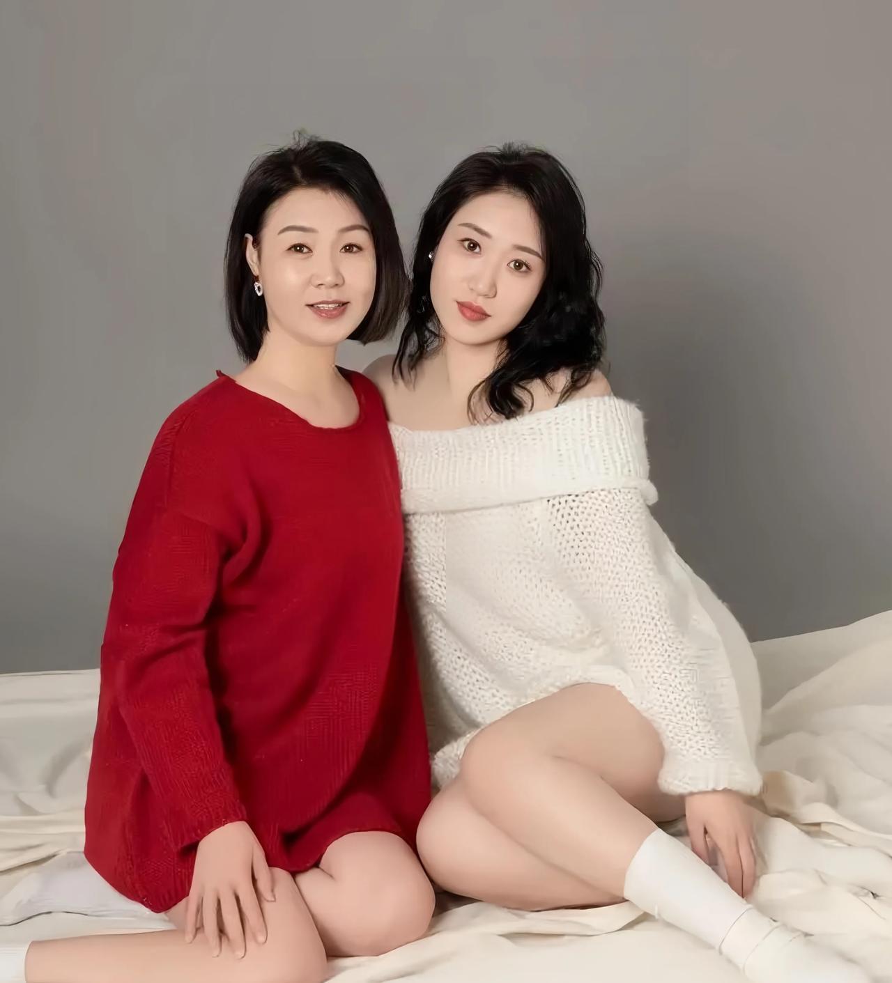 一对高颜值，还很年轻漂亮的母女在一起合影。