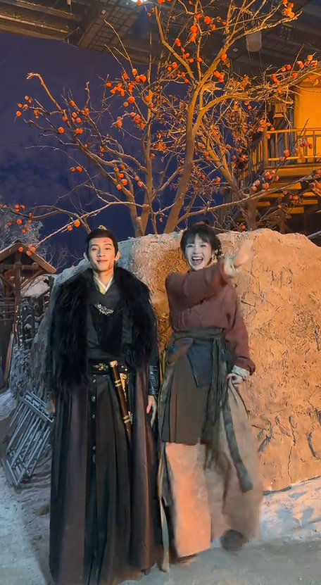 田曦薇林沐然同框跳手势舞 田曦薇林沐然9岁的年龄差 田曦薇林沐然同框跳手势舞，田