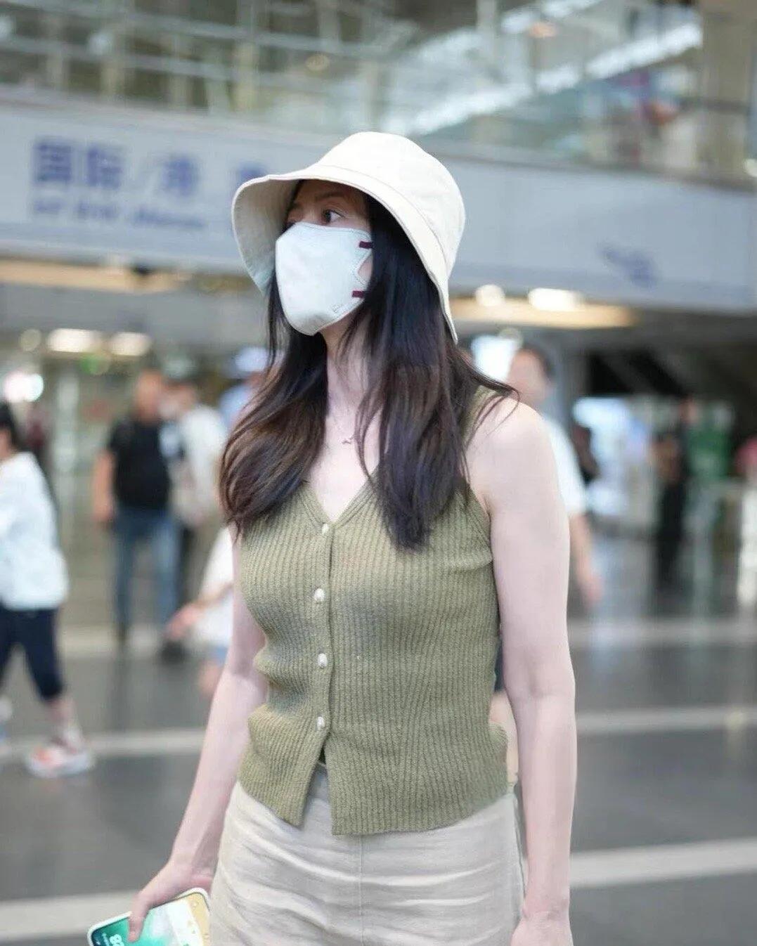 说实话，现在很多女明星的穿搭都在硬凹少女感，反而高圆圆这种松弛温柔的风格，才是真