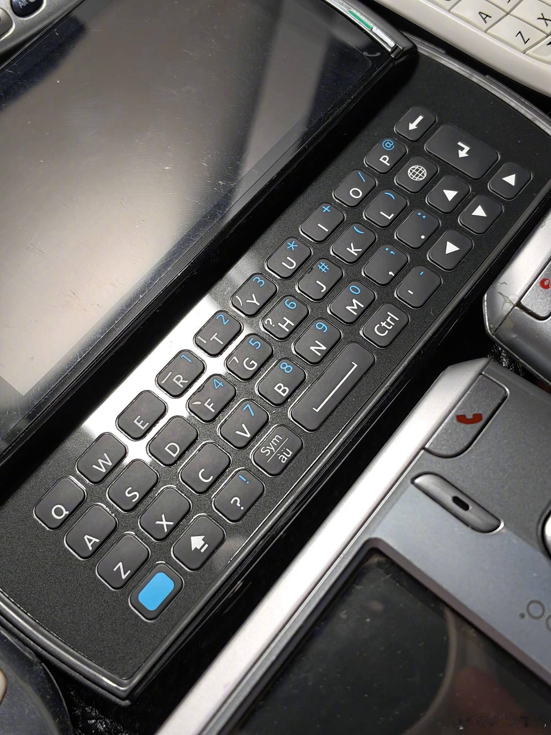 怀旧小抽屉 终于收到两台方形的多普达 838，838 两个形态齐了，再把全键盘机