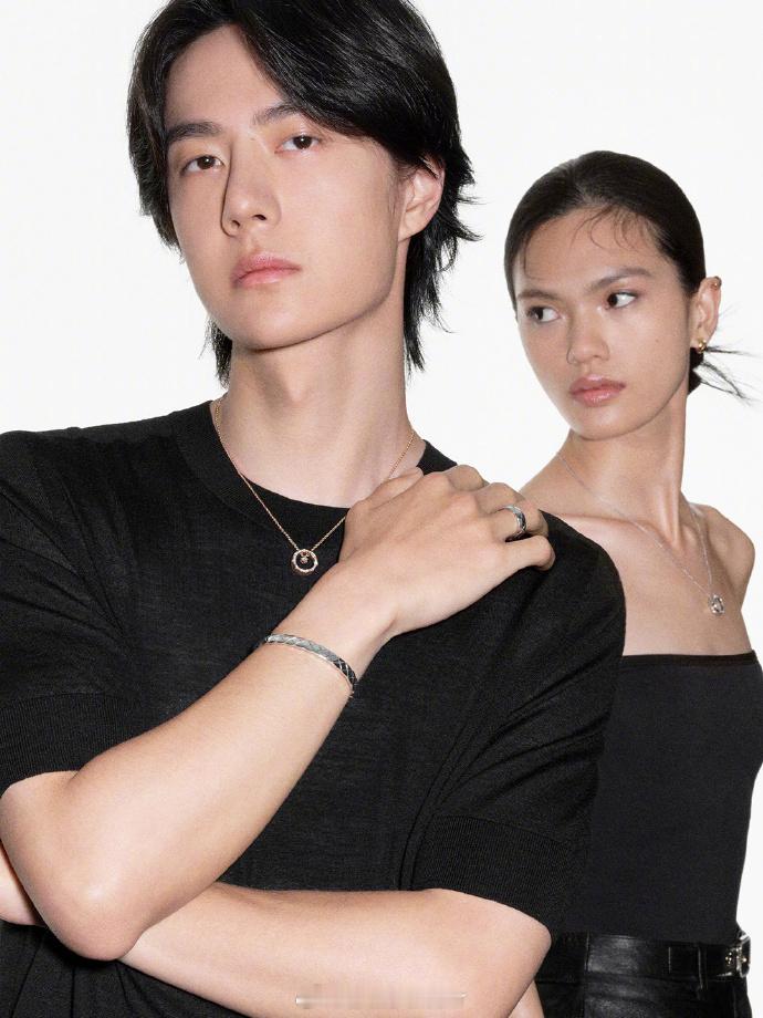 王一博的香奈儿首支广告大片，将优雅与个性发挥到极致。他身着香奈儿服饰，每一个动作