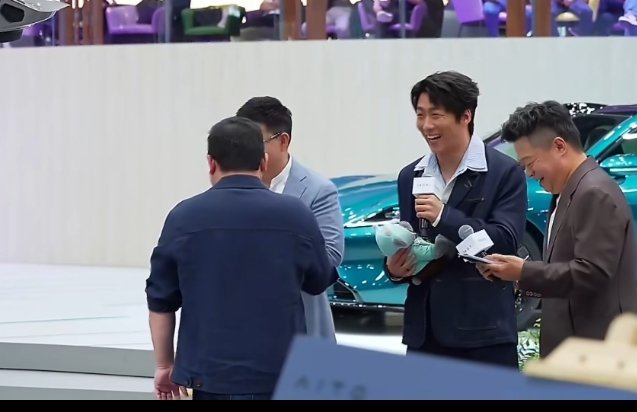 王天放说觊觎马东车 这两个人的互动真有趣阿，哈哈哈哈，谁不稀罕马东老师的车呢，这