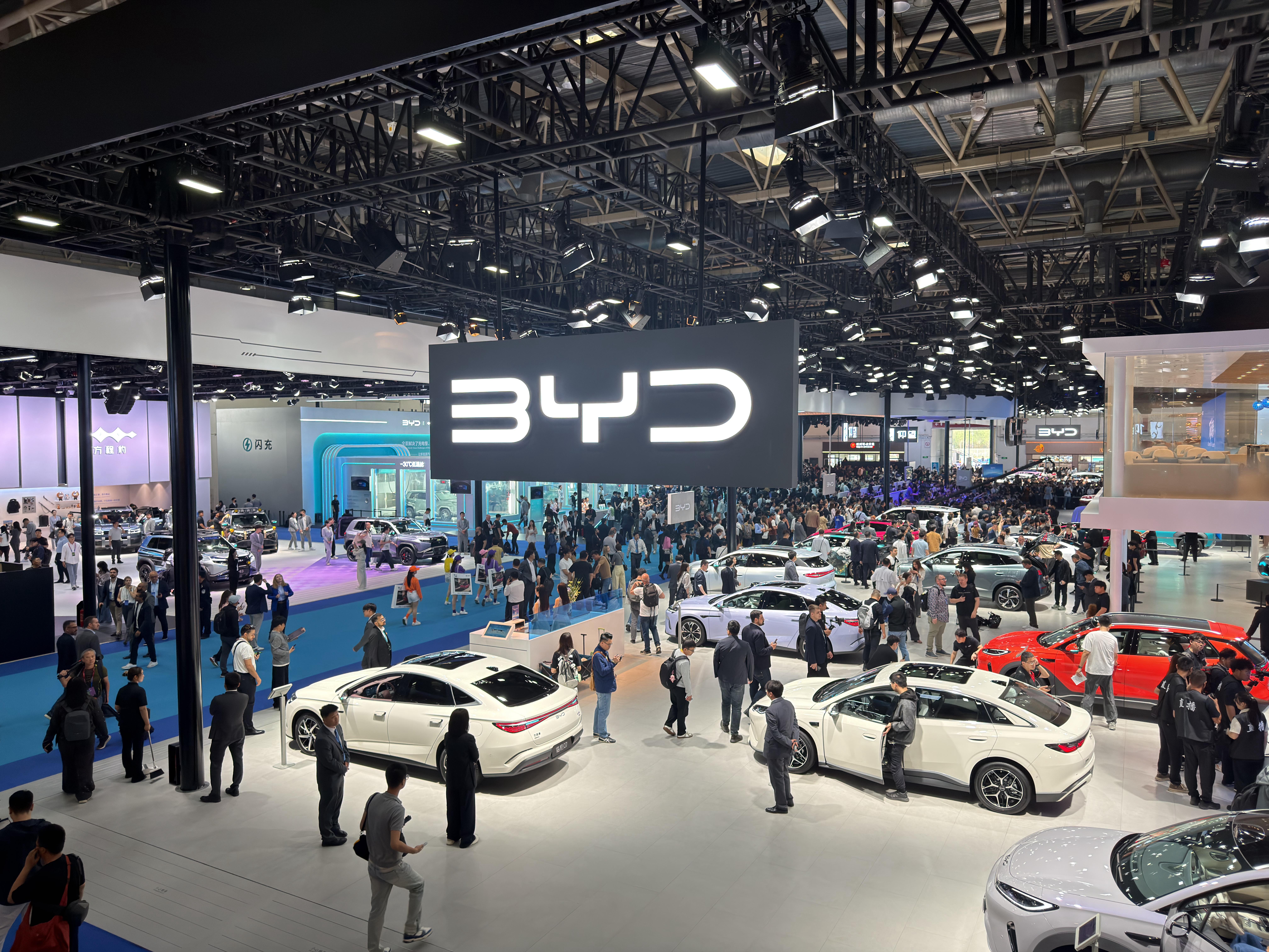 比亚迪大唐发布会进行中人山人海🤦♂️人挤人我真的不去了哈，你们看直播间吧比亚迪