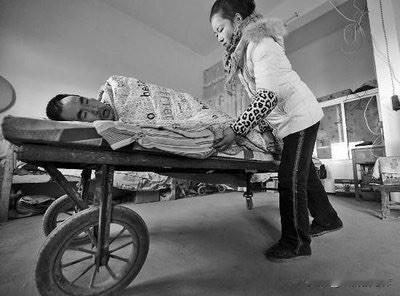 2001年，安徽1男子意外摔成高位截瘫，妻子抛下他和6岁女儿离开了，男子心灰意冷