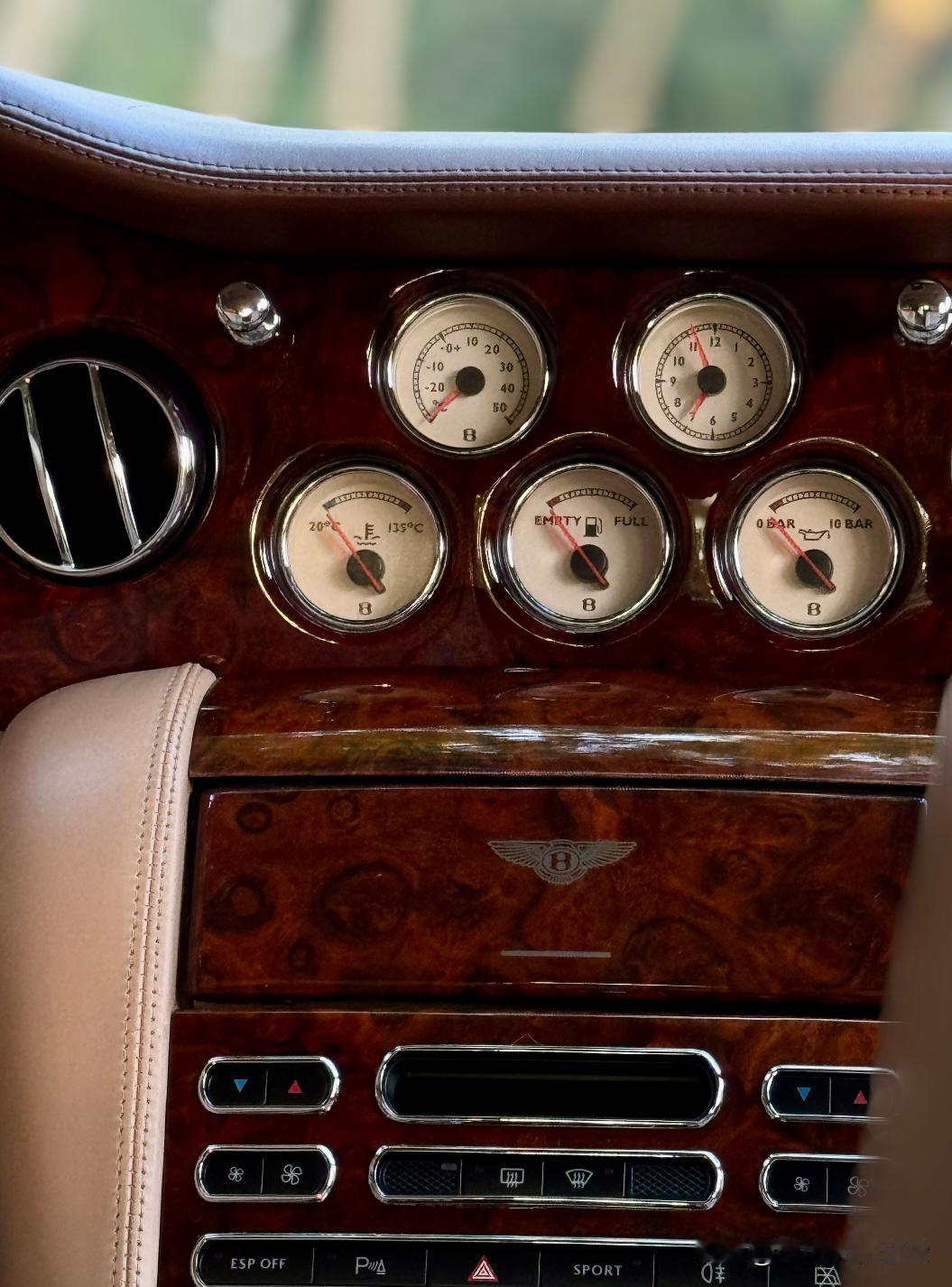 豪华，不需要一整块iPad贴在中控上
“会呼吸的仪表盘”是电子时代再难复制的质感