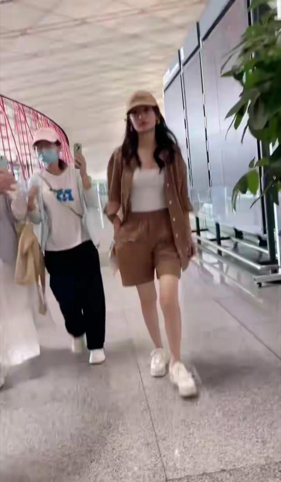 李沁出发上海机场路透，一身休闲衬衣套装走路带风又美又飒！ ​​​