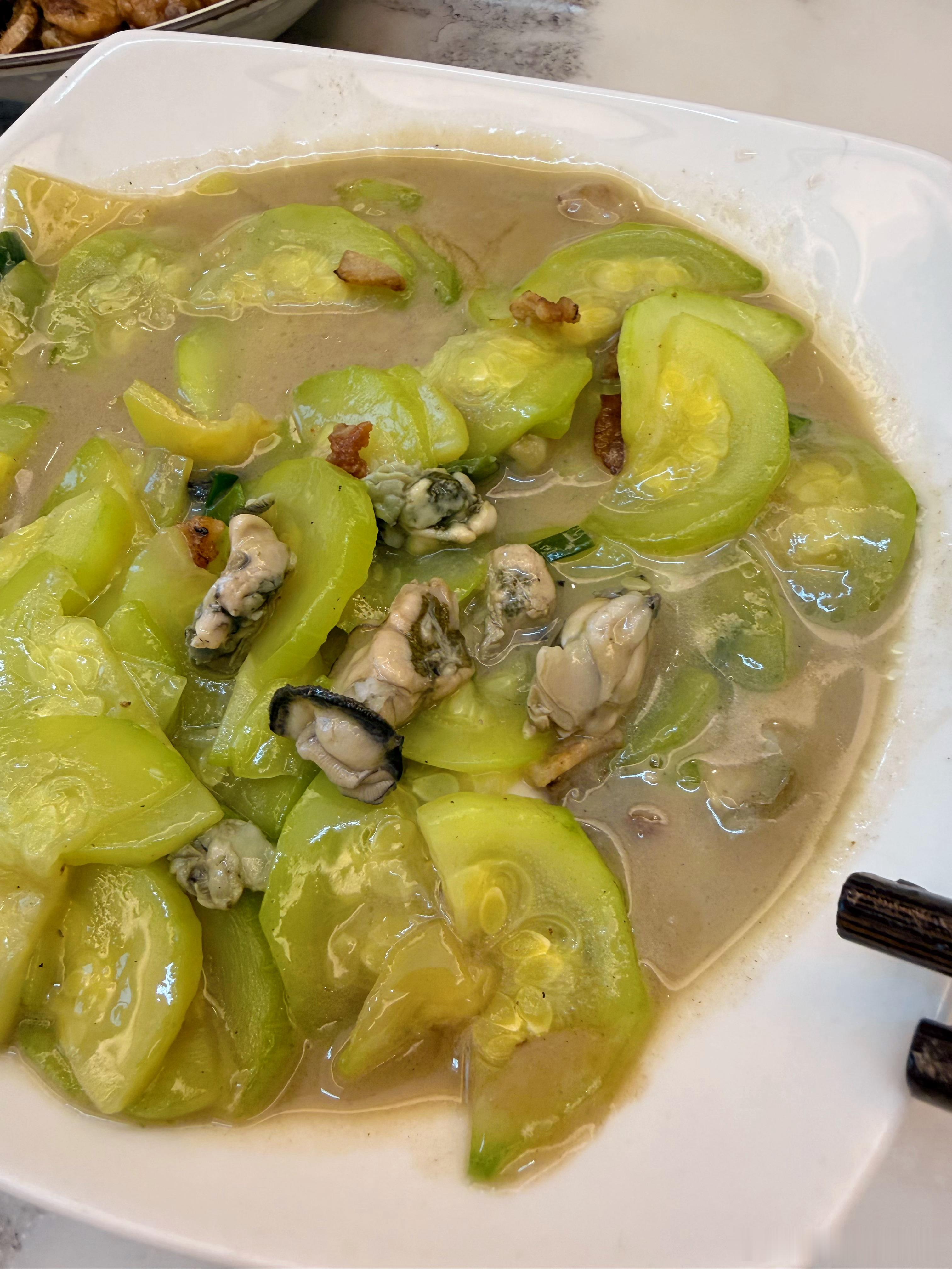 阿姨海边自己挖的小生蚝，太鲜了，肉紧实，无敌美味，有钱也不一定买到，可遇不可求啊
