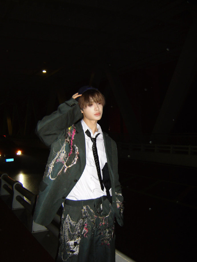 黄明昊CCD九宫格 黄明昊CCD九宫格，棒球帽刺绣西装，这个黄明昊完全美式男高来