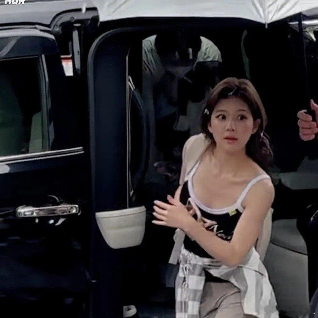 赵露思为什么每次路透都是这样瞪着眼睛 ​​​