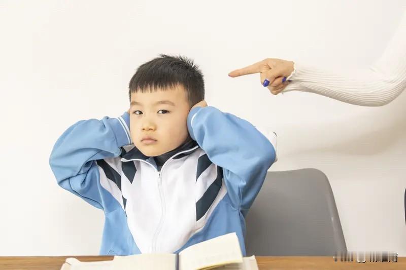 老师的人品对学生影响可太大了！想象一下，要是老师冷漠苛刻，不尊重学生，学生的心理