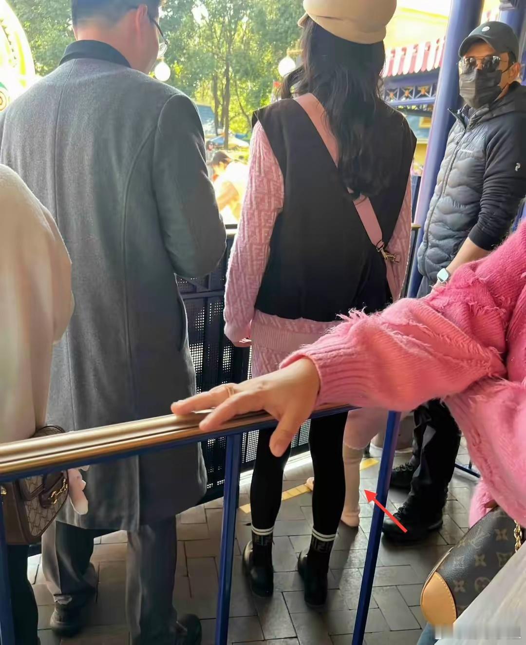 小小糖🍭不知是像爸爸罗晋还是妈妈唐嫣呢，但不管像谁肯定都是漂亮小公主。 