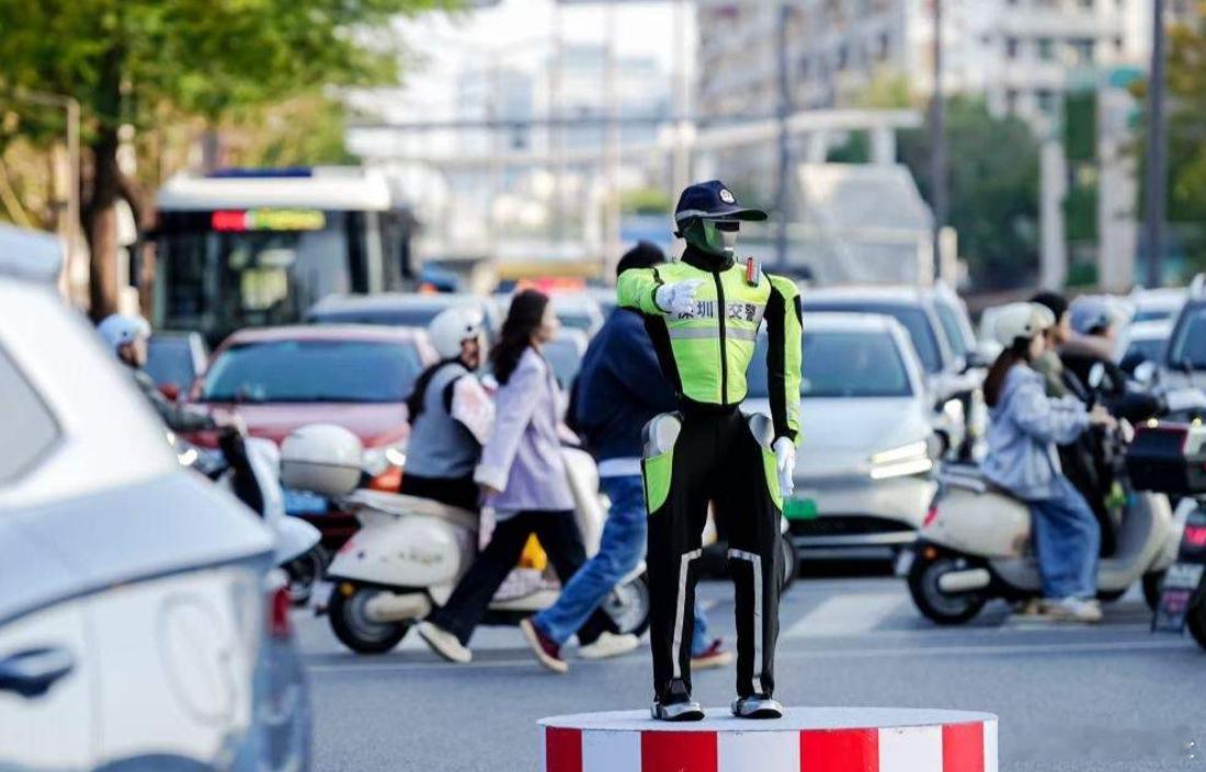 机器人当交管这款智慧交管机器人以众擎人形机器人为载体，融合了多伦科技的交管数据与