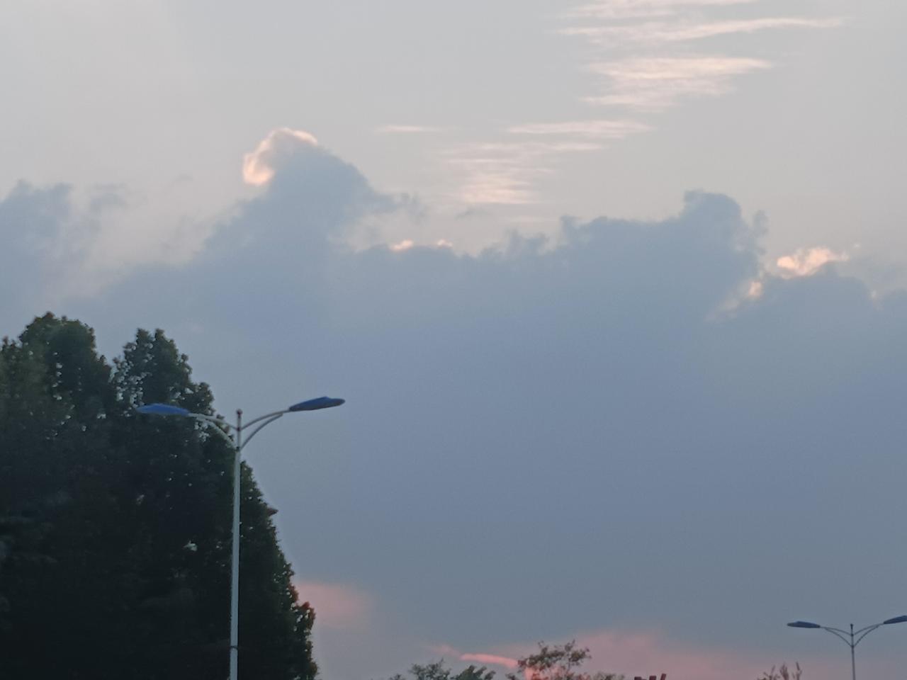 今日的天空仿佛千军万马正在向前冲，让人激情澎湃。