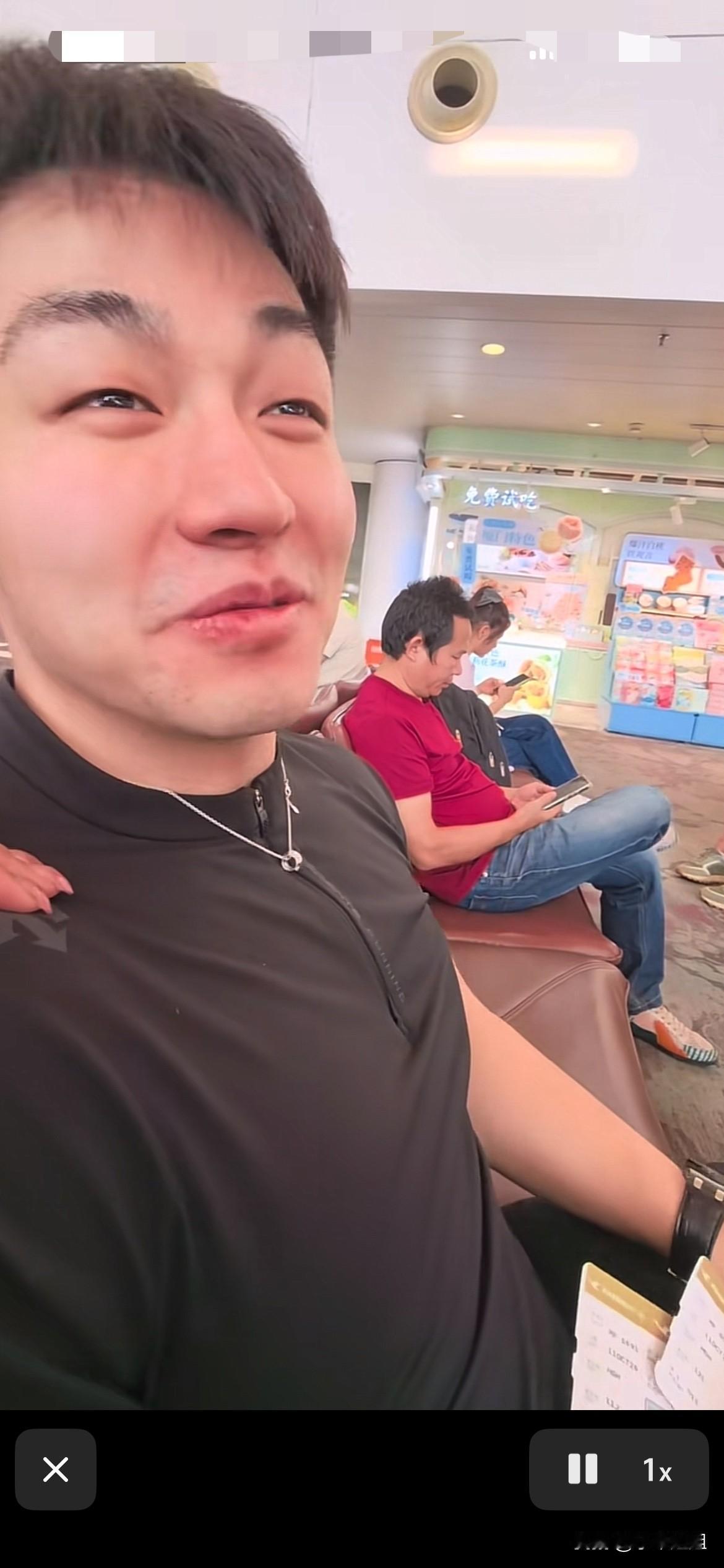 富婆于文红手扶着小男友肩膀，温柔的问小男友，前任都是干什么的！小男友笑着说，有点