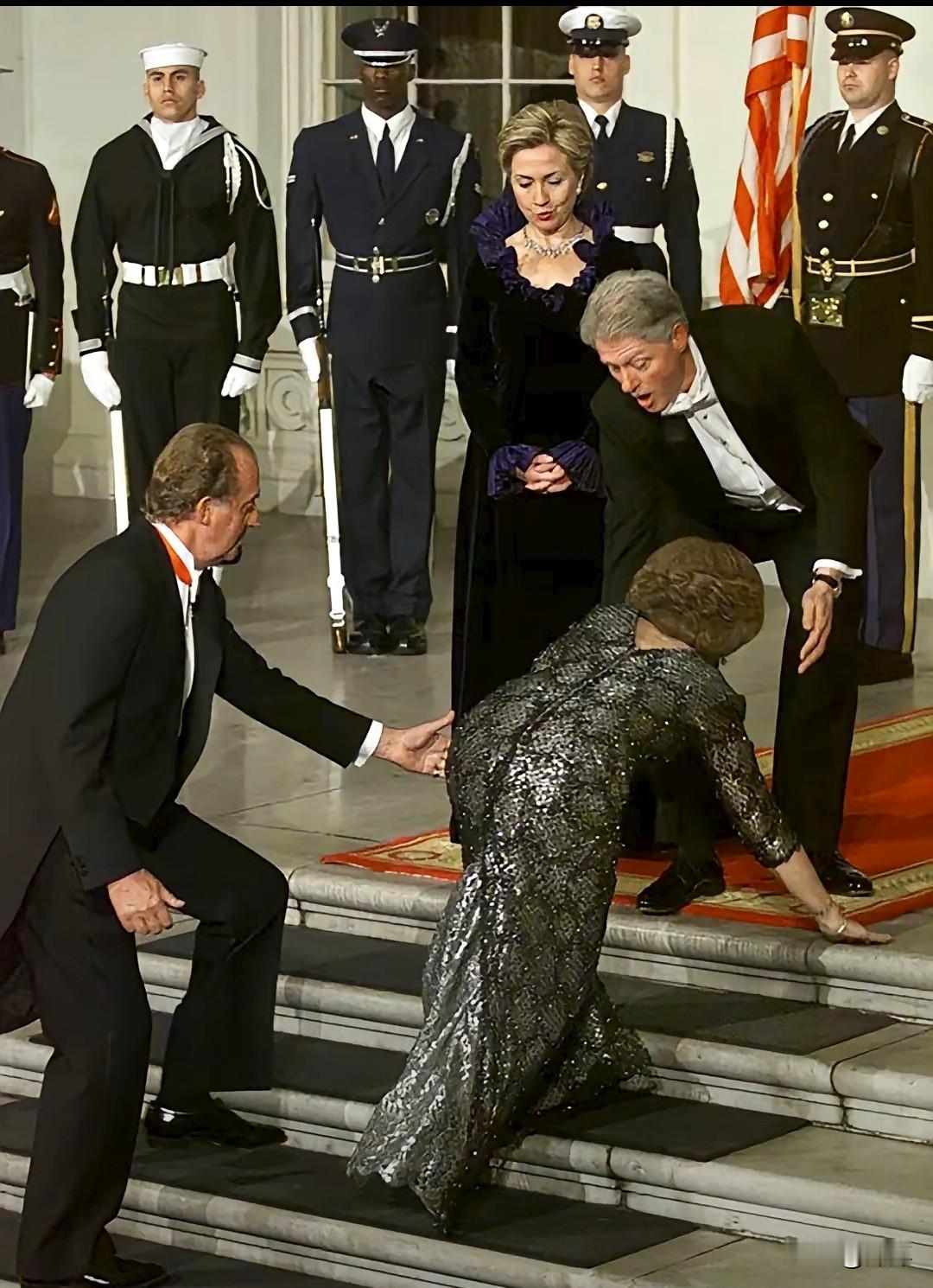 事发于2000年2月23日，时任美国总统克林顿在白宫举办国宴，欢迎西班牙国王胡安