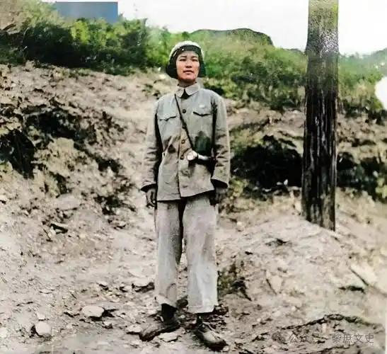 “海鸥将军”戴安澜的唯一女儿戴藩篱在朝鲜战场前线的一张留影，
 
这张黑白照片里