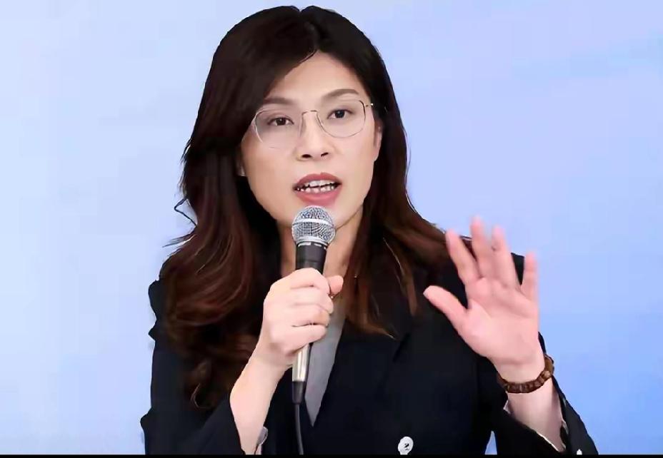 郑丽文真是个有魄力、有胆识的奇女子，也是一个非常合格的领导者。
回顾曾经，她先是