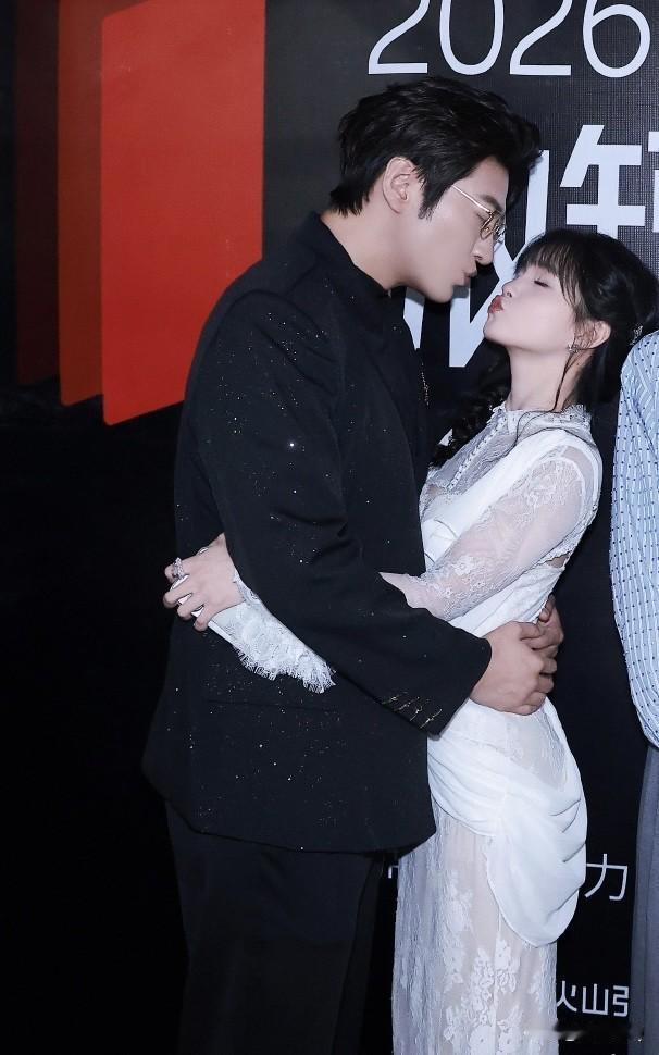 杨咩咩和于龙公开撒狗粮就算了，毕竟人家是保真的真夫妻，可旁边还站着一个单身狗呢，