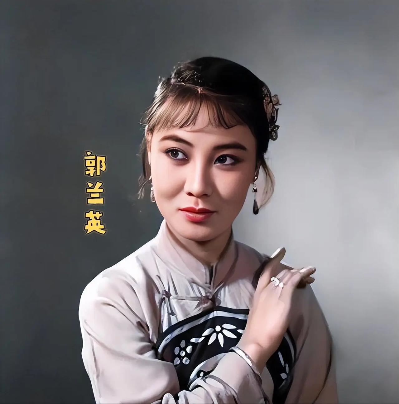 郭兰英老师演唱的六大特点:
1.天生一副好嗓子，嗓音明亮高亢，圆润醇厚，极具辨识