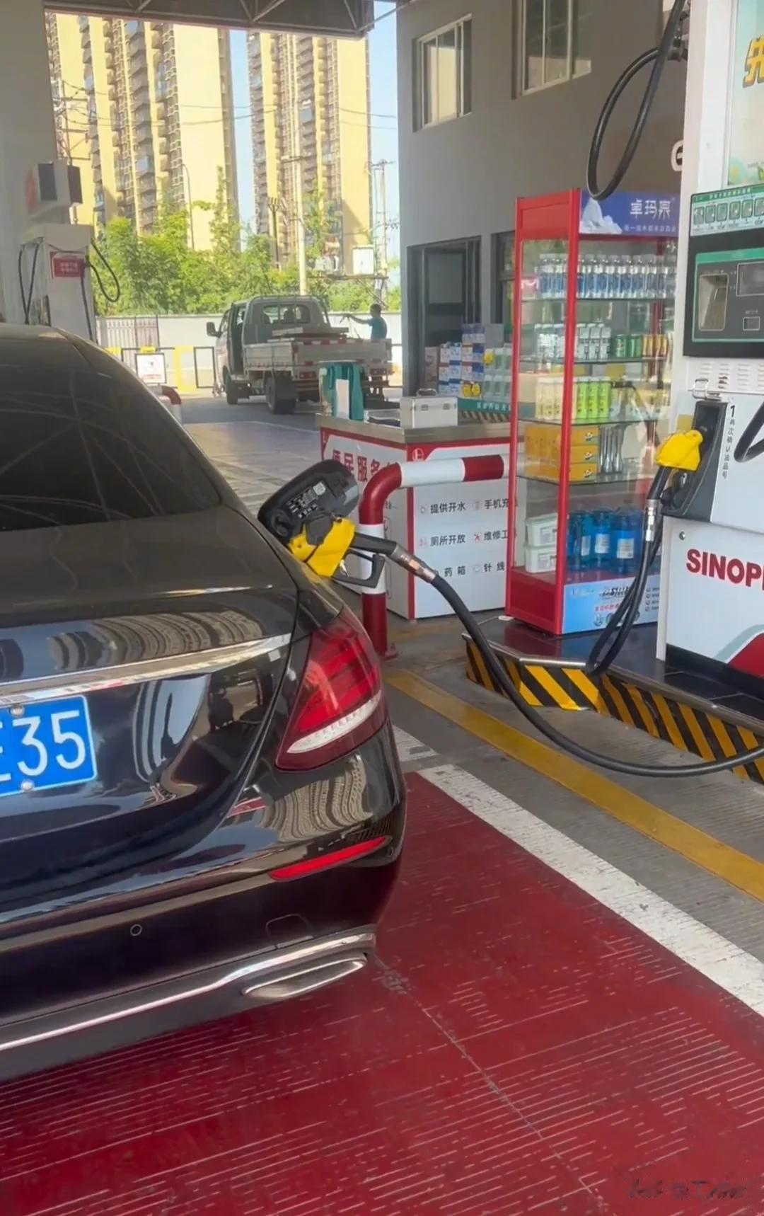 关于代步汽车，网上经常出现两种“蒙蔽性”的观点:

1.八万块的车和五十万的车，