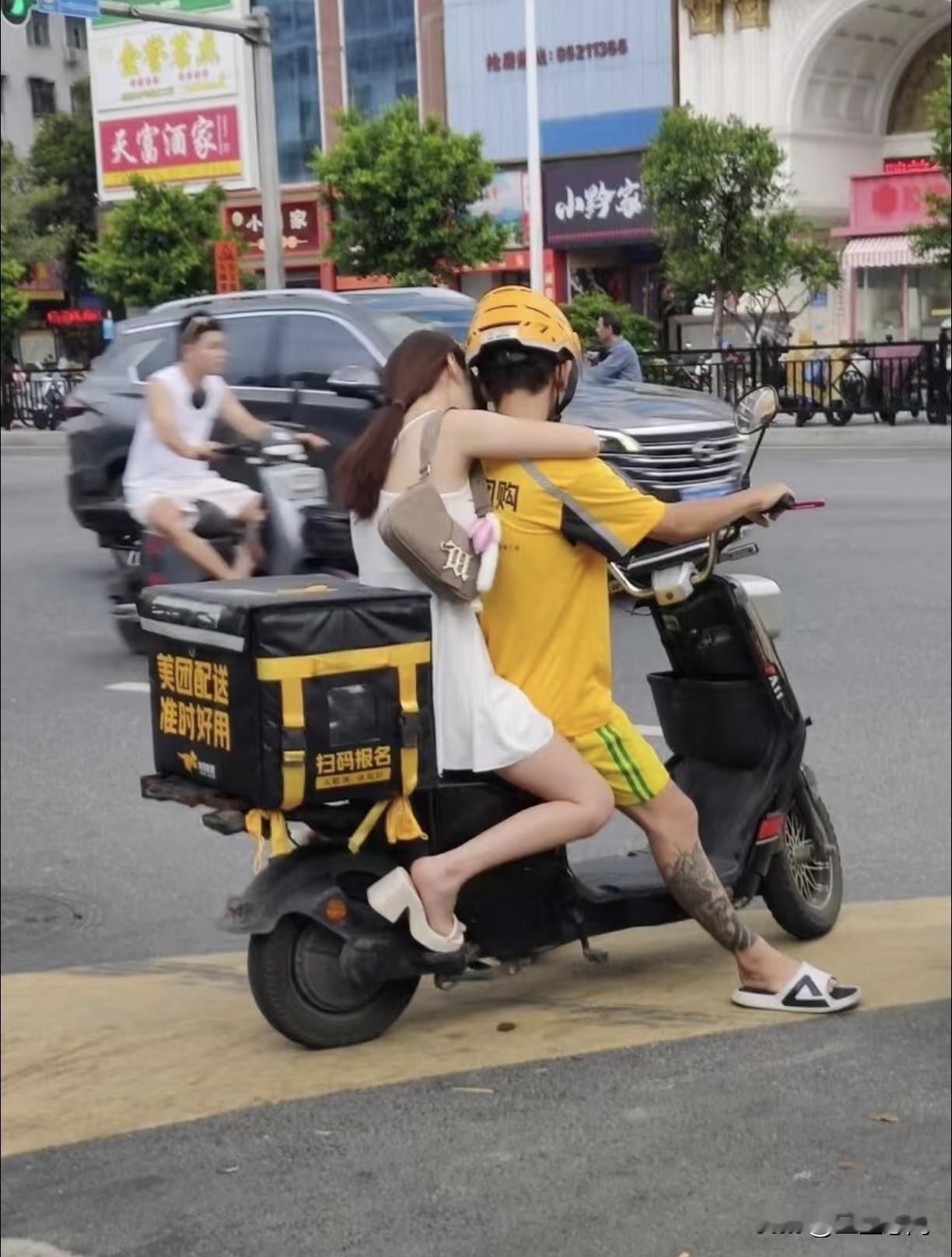 陈道明说：“男人若得不到人的身体，便谈不上爱。接近的起点，就是欲望。说什么灵魂相