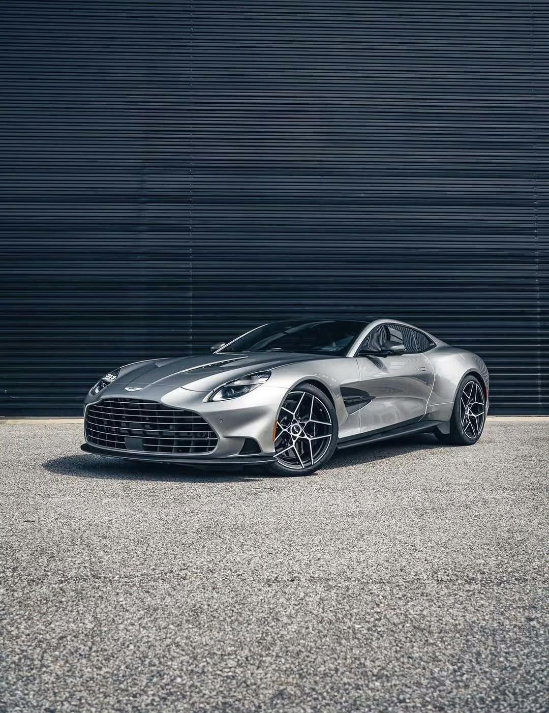 阿斯顿·马丁 V12 Vanquish 