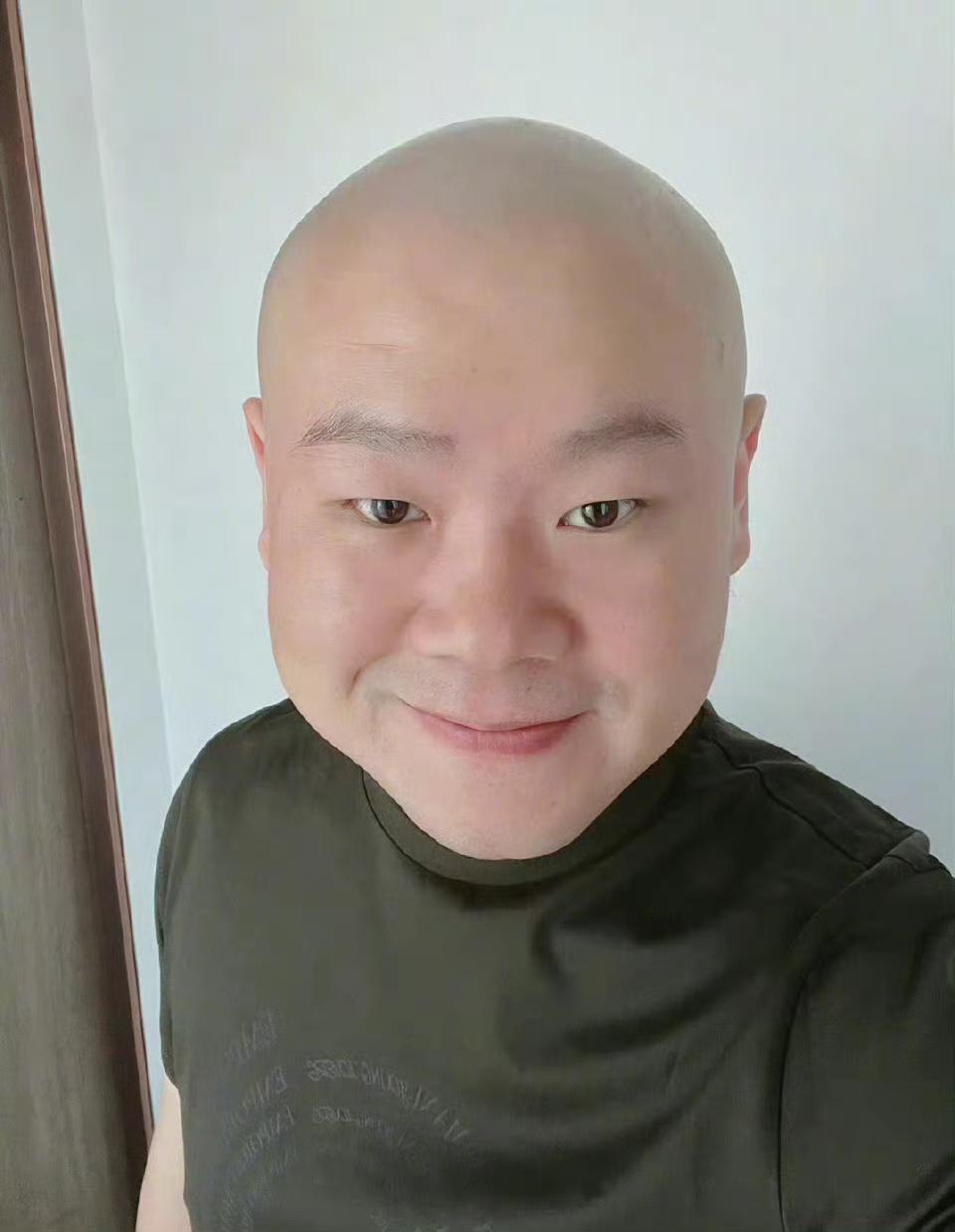 岳云鹏：咱这“德云寺”分社，今天算是凑齐了。瞅瞅，全是电灯泡，反光都能把台下照亮