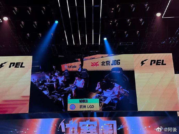 LGD双人暴走吃鸡好家伙，大家也是开始发大招了！毕竟这么多实力的选手也是把比赛推