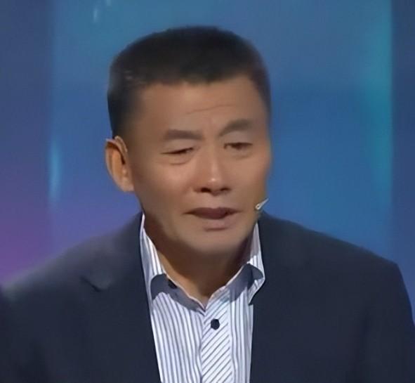 1999年，黑龙江一校长正在晨跑，突然一个学生跪在他面前，哭着哀求：“你能供我读