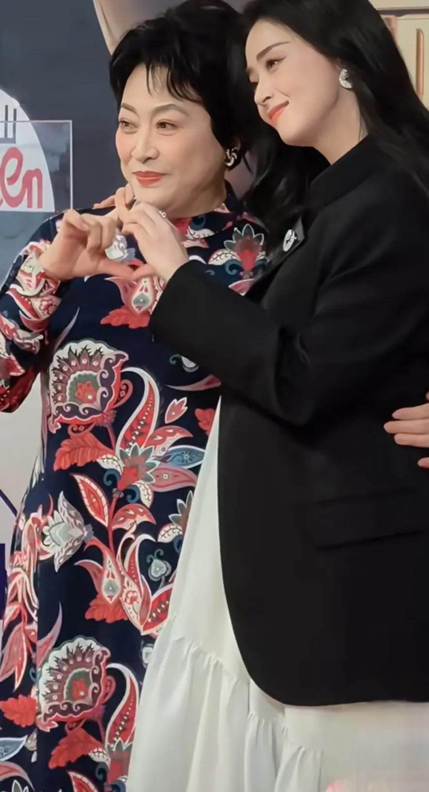 蒋欣，许娣两位实力派演员，她们在电视剧《四喜》中是母女。还真像母女，很有气场[赞