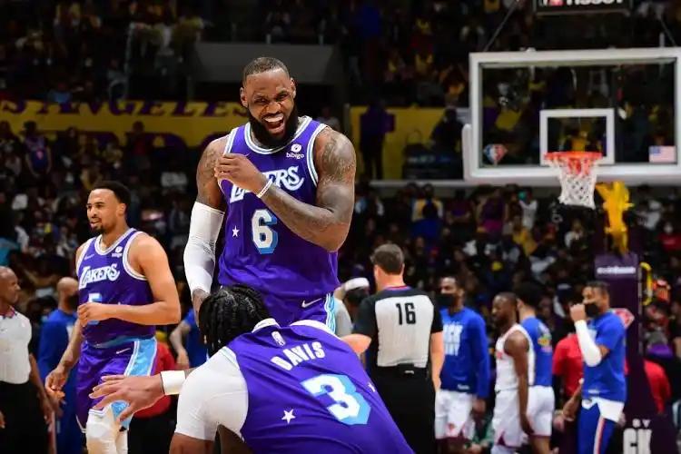 詹姆斯新秀时期，骑士一开始的阵容还是挺乐观的，队里还有个未来之星布泽尔已经接近准