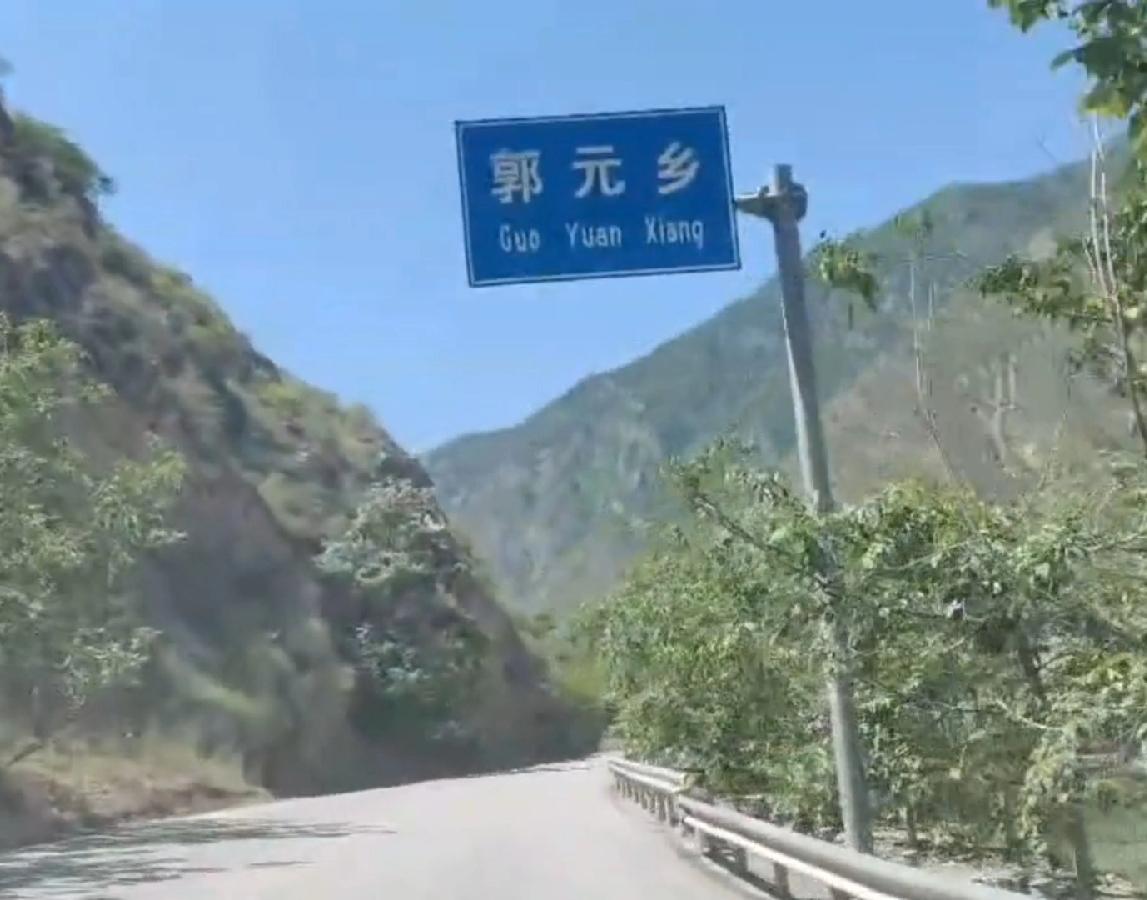 九寨沟郭元乡面包车撞货车，交界的甘肃文县网友透露，面包拉的本地务工人员，6个人5
