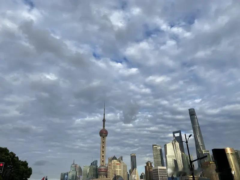 我真服气上海的天气，早上到中午，晴空万里太阳好的很，我把病人的衣服拿到太阳下面晒