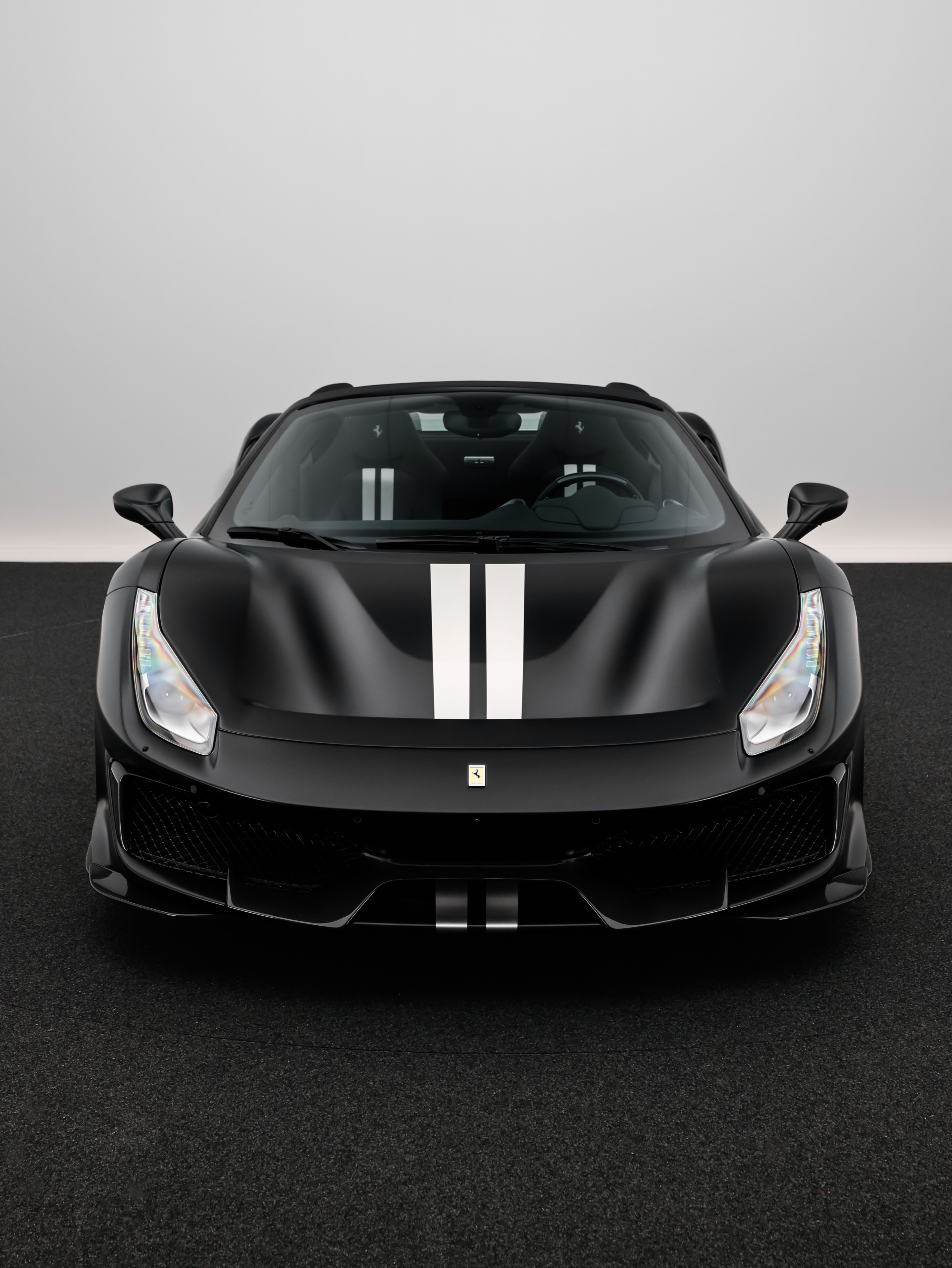 法拉利488 Pista Spider，代托纳哑光黑搭配哑光铝色。这台车经由法拉
