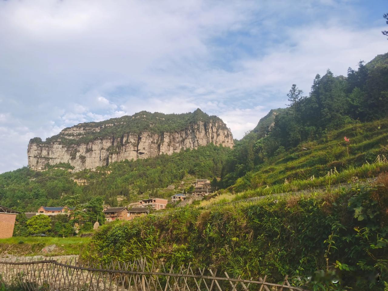 都匀的归兰山超美。归兰山在都匀水族自治乡潘硐村，那有独特的水族文化。
归兰山环线