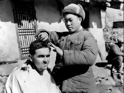 1950年11月底，志愿军27军80师的战士们，在零下40度的雪地里埋伏了一夜，