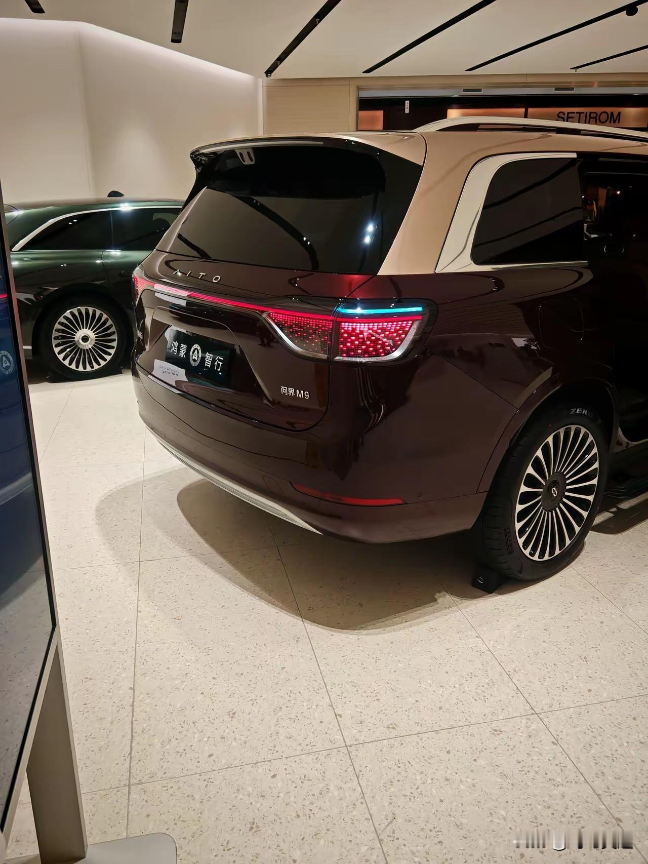 我是一名普通上班族，穿的也很普通，进去看了一下没有人理我，这些人还是那些人，只是