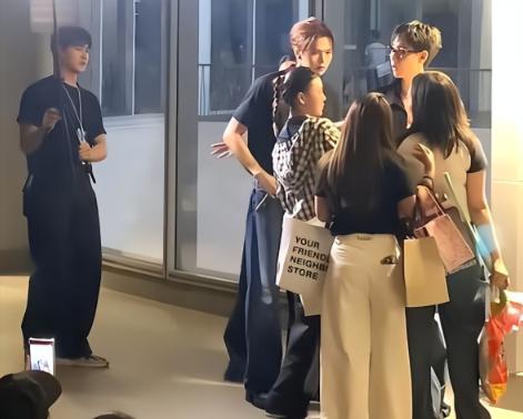 "哥哥别担心，下次来中国开粉丝见面会，中国人还是会像狗一样贴上去的。"
 
看到