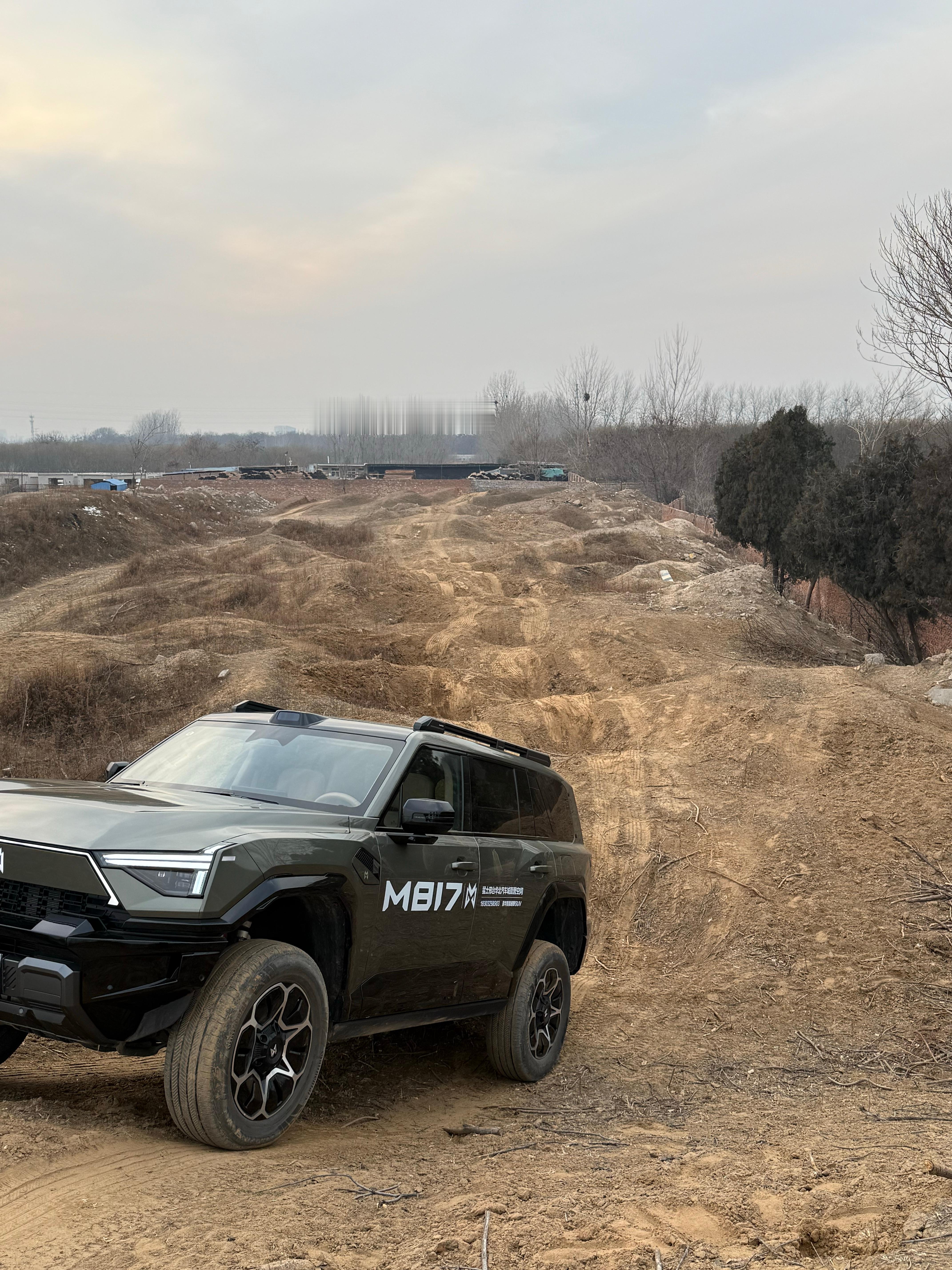 猛士m817 悬挂行程真的巨长！离地间隙也贼高！炮弹坑的深度平均都在70公分左右