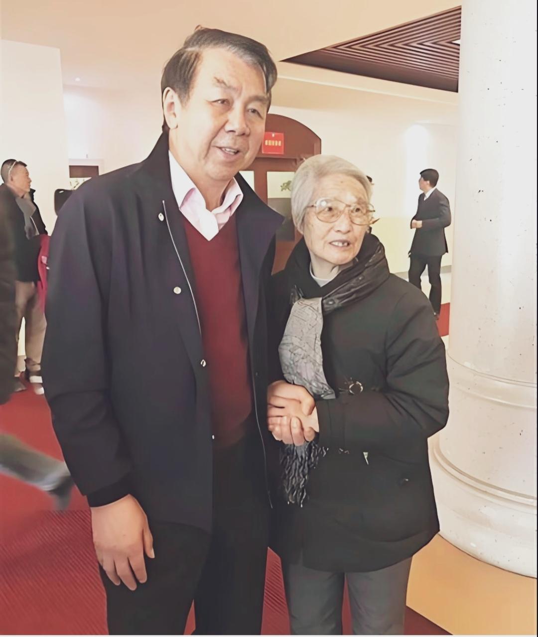 “女排之父”袁伟民退休后低调生活，极少公开露面。晚年和老友相见，握手闲谈，平和从