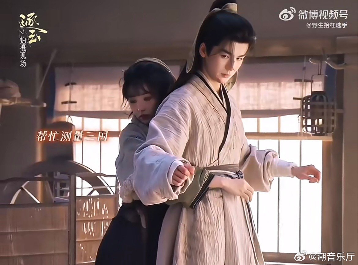 田曦薇帮张凌赫量三围 直接被甜晕！田曦薇张凌赫戏里戏外都好配，打闹互动自然又甜蜜