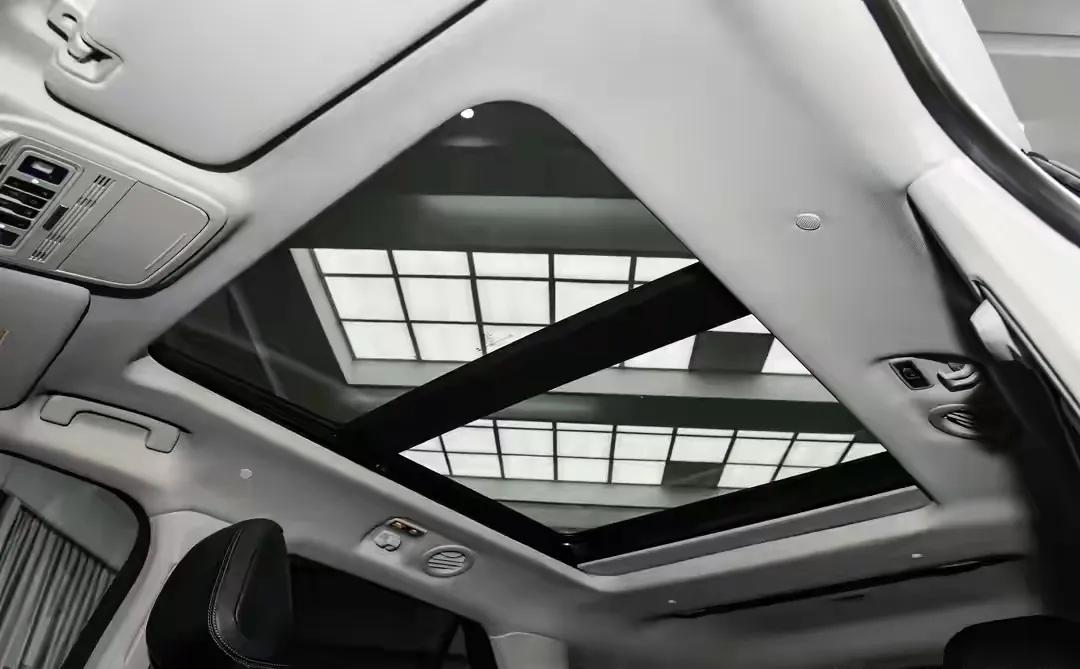 新款长安福特探险者四驱穿越版亮相了！它定位中大型SUV，和以往6、7座版不同，这