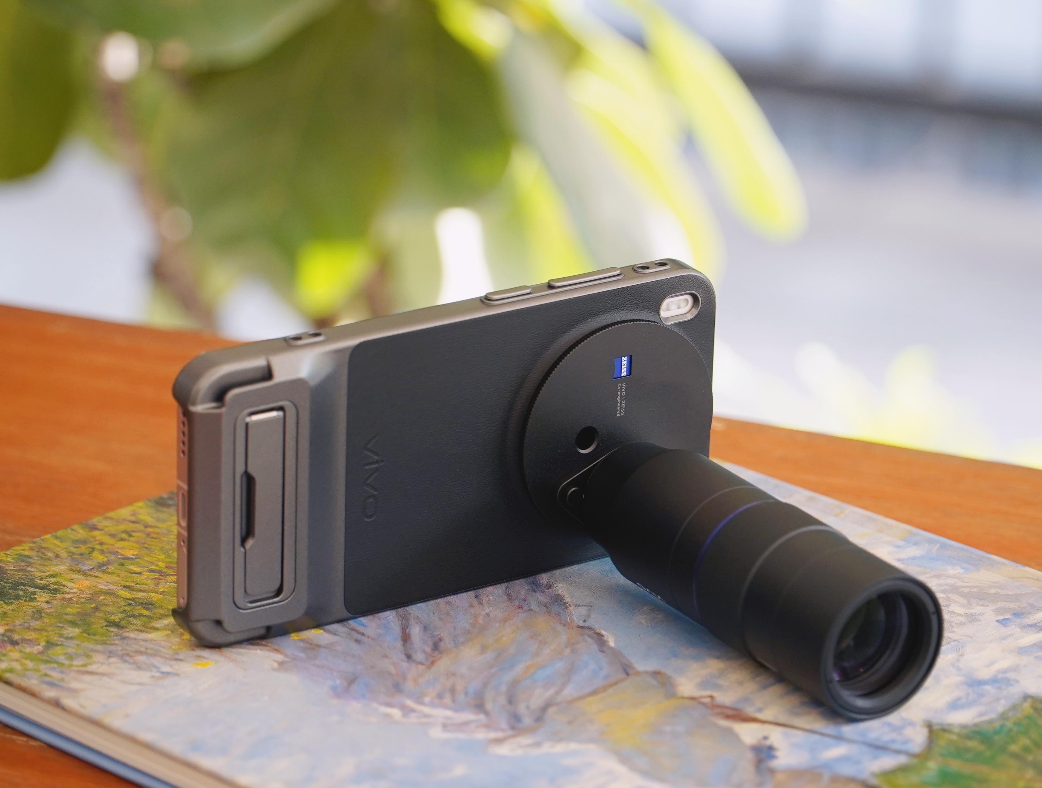 给我的vivo X300买了一个蔡司2.35x长焦增距镜套装和粉色的CASETi