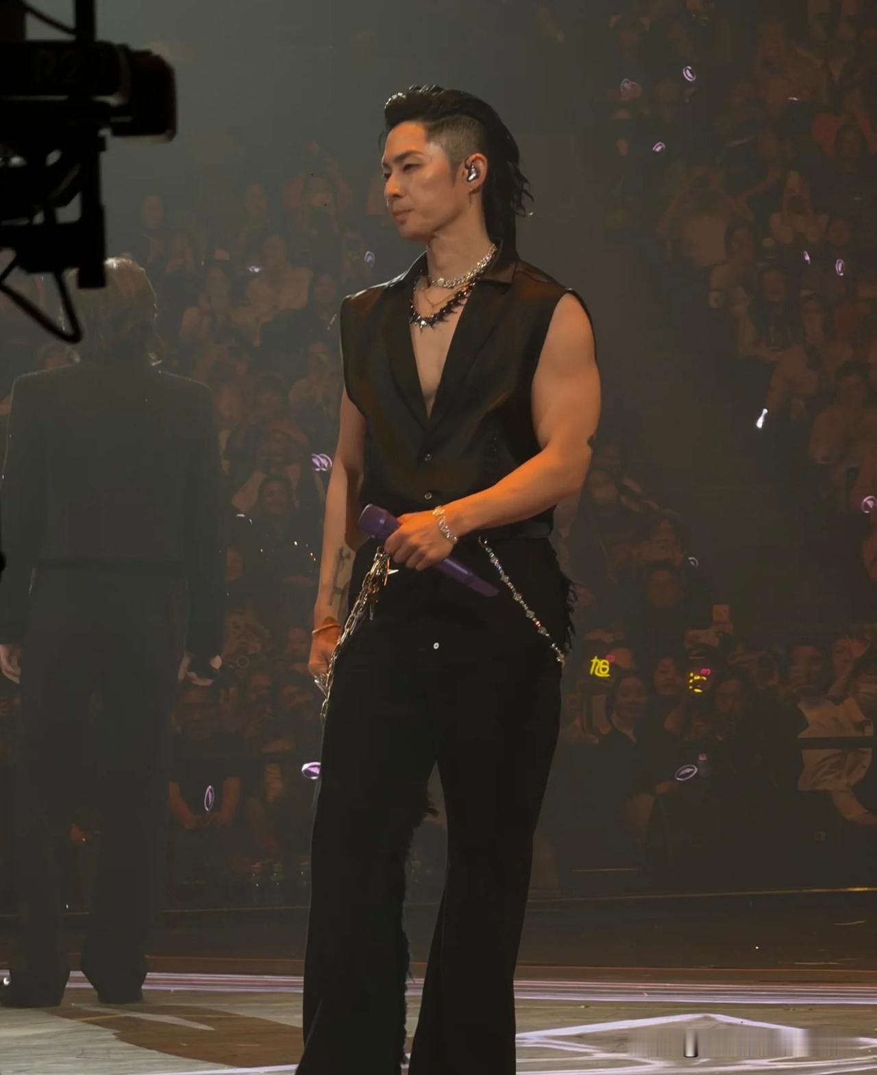 问刚从上海F4演唱会回来的朋友：
少了朱孝天，现场是不是差点味儿？

朋友的话让