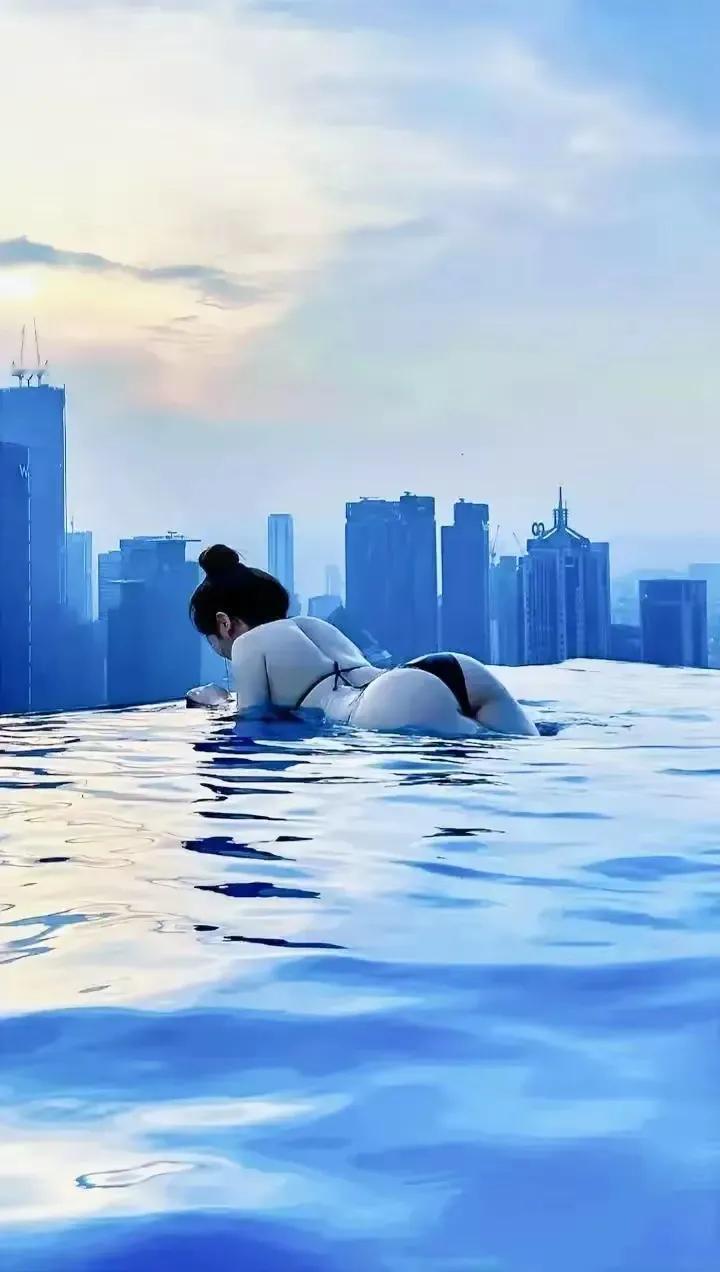 波和浪的艺术一一
波在浪中立，
浪把波荡击！
天水蓝一体，
彩云笑眯眯！